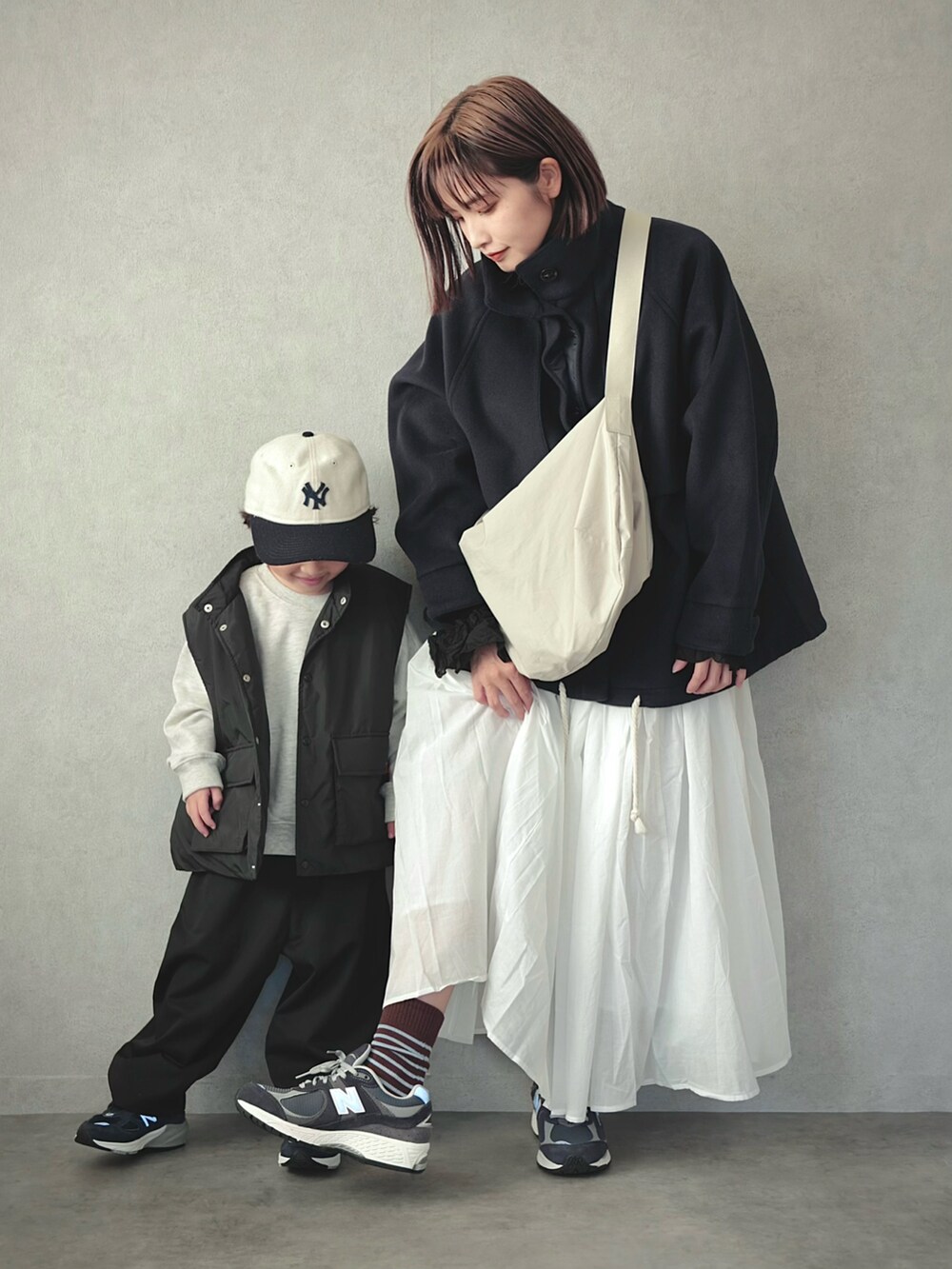 ブルー系のその他アウター、ブラック系のシャツ/ブラウス、ホワイト系のスカートを着用したキッズの秋コーディネートの5枚目の写真