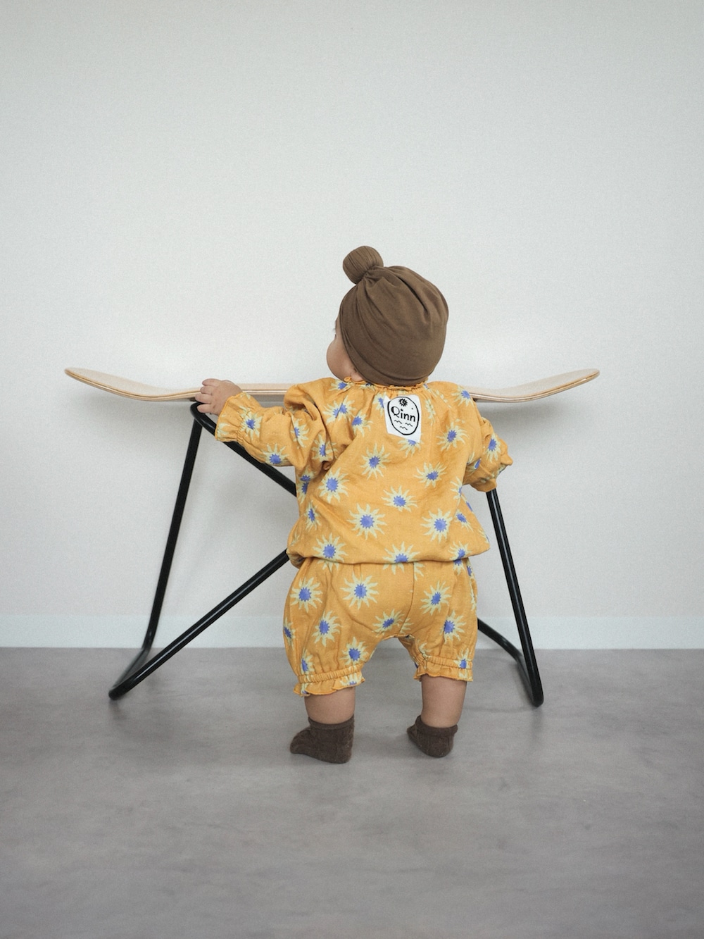 オレンジ系のシャツ/ブラウス、オレンジ系のその他パンツ、その他のその他を着用したキッズの秋コーディネートの3枚目の写真