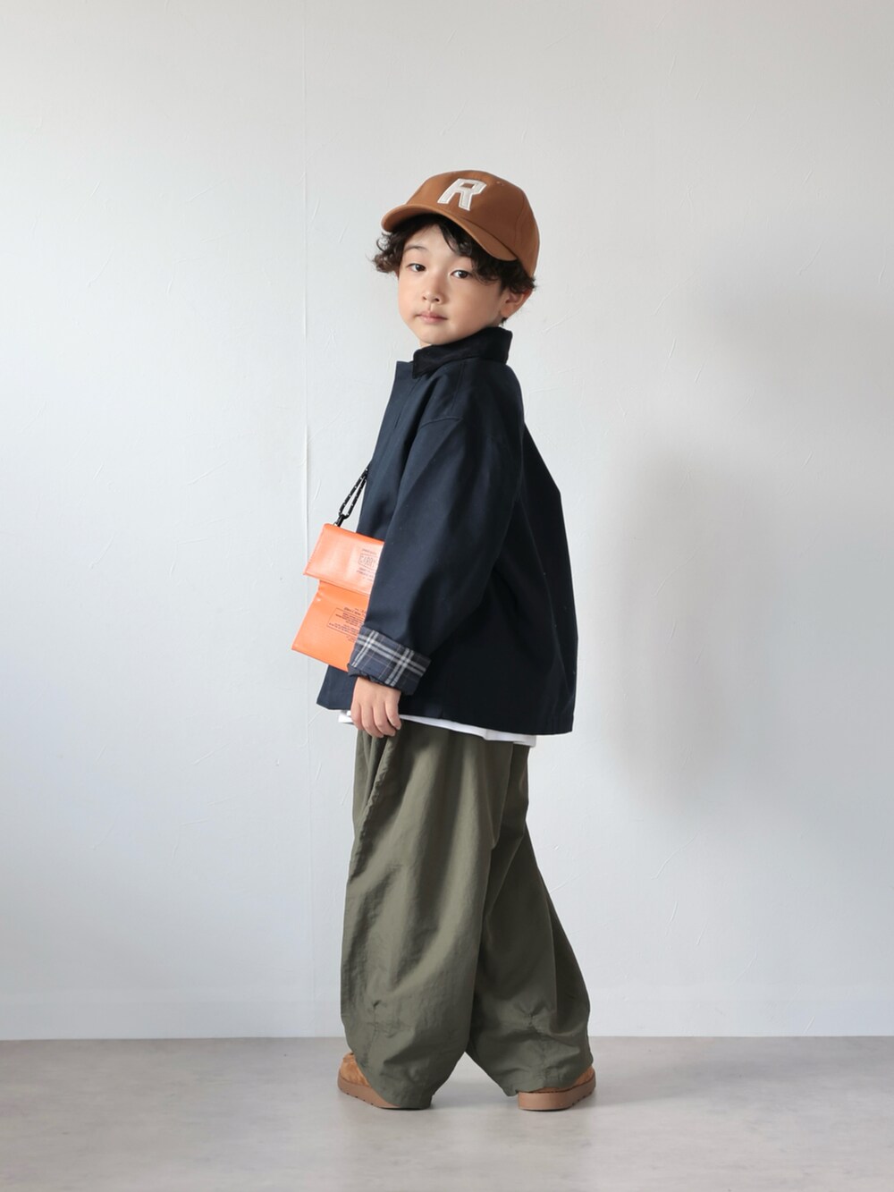 ブルー系のジャケット/アウター、ブラック系のトップス、グリーン系のその他パンツを着用したキッズの秋コーディネートの4枚目の写真