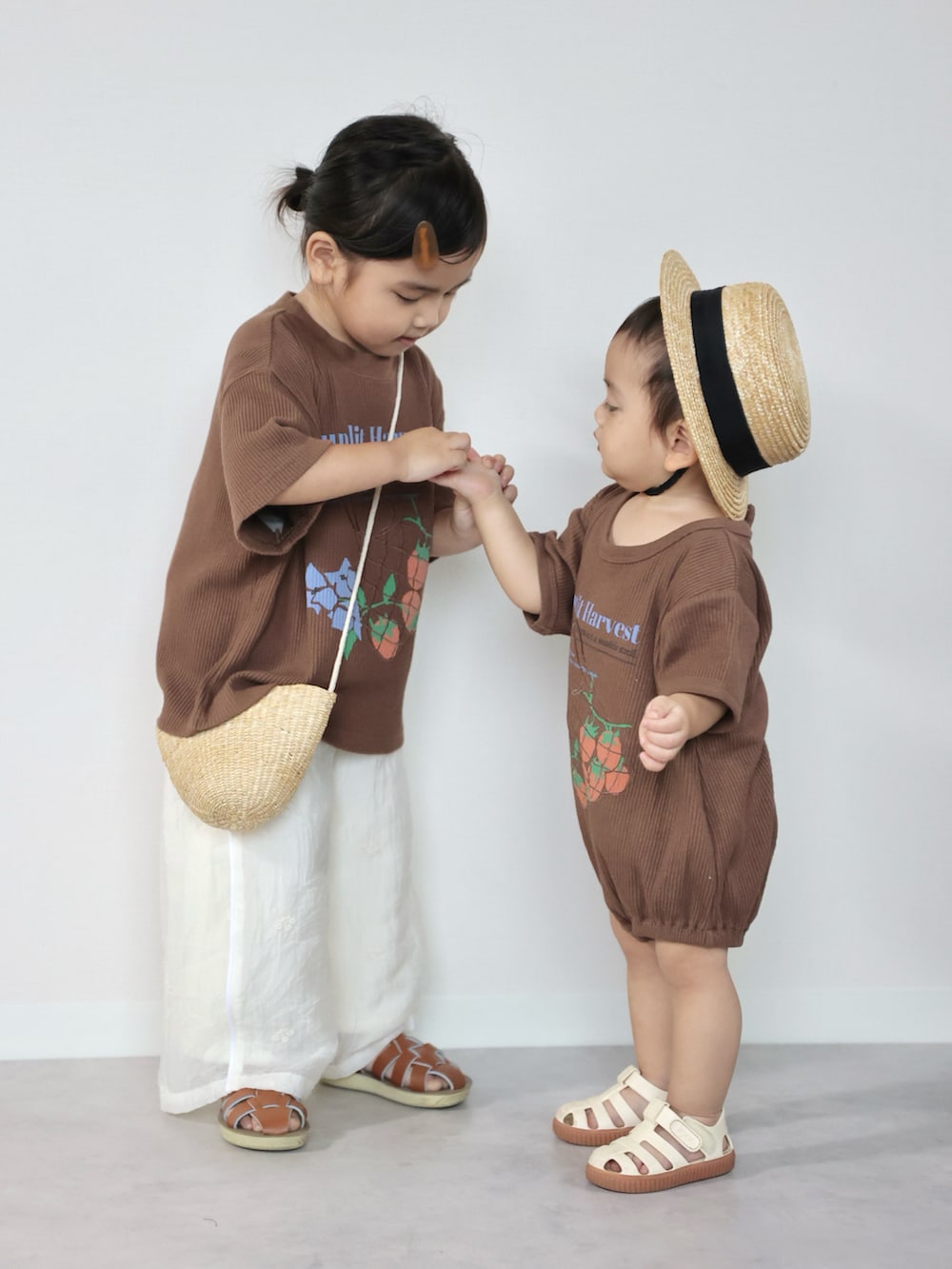 ブラウン系のTシャツ/カットソー、ホワイト系のその他パンツ、ブラウン系のサンダルを着用したキッズの夏コーディネートの5枚目の写真
