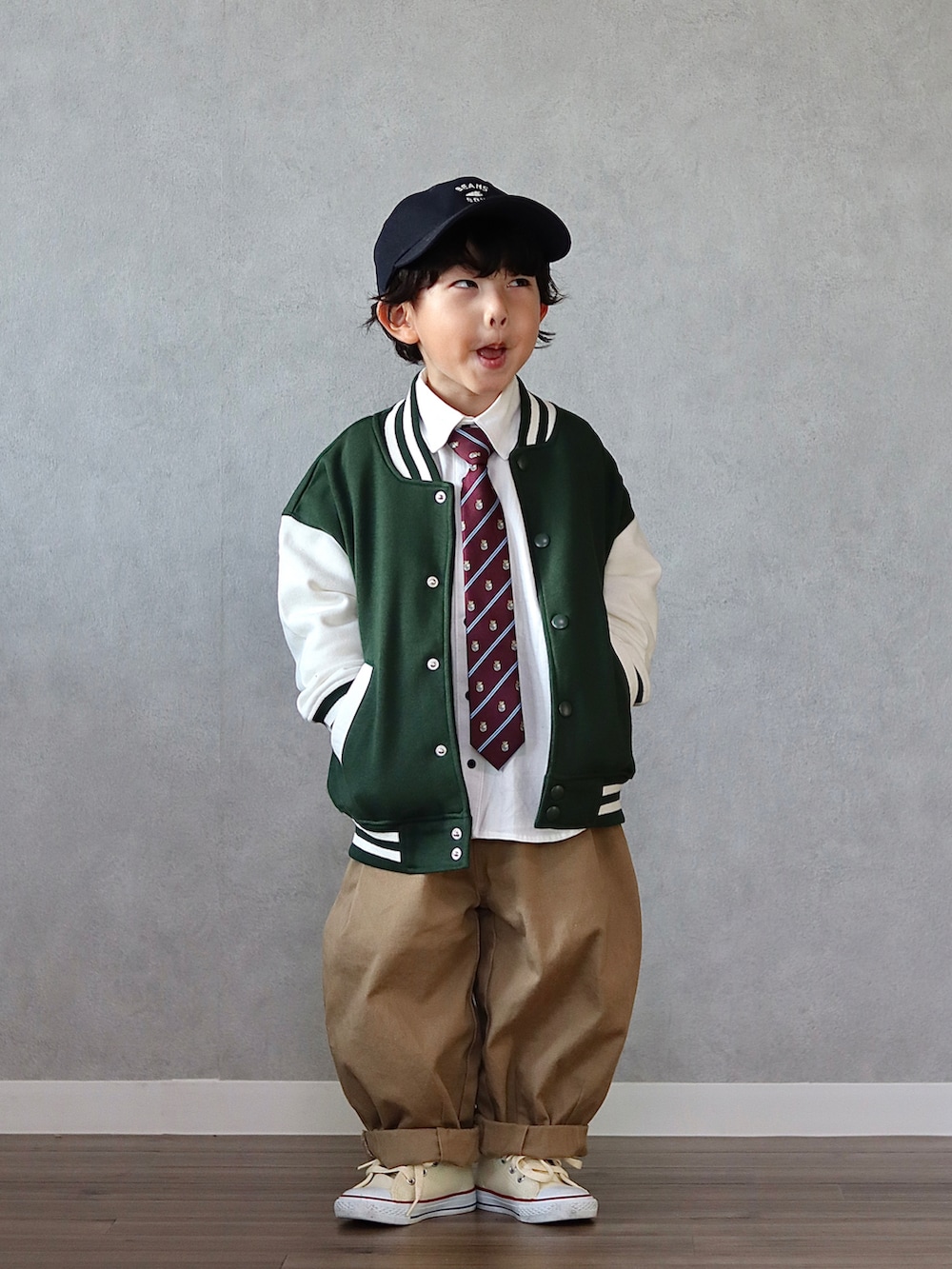 グリーン系のジャケット/アウター、ホワイト系のシャツ/ブラウス、レッド系のネクタイを着用したキッズの秋コーディネートの4枚目の写真