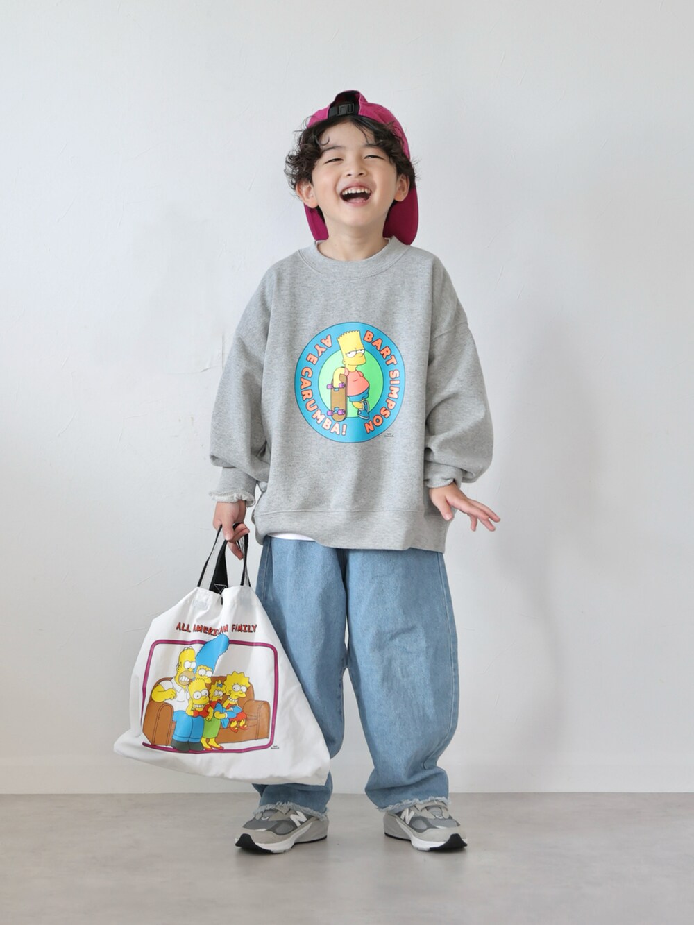 グレー系のスウェット、ブラック系のトップス、ブルー系のデニムパンツを着用したキッズの冬コーディネートの5枚目の写真