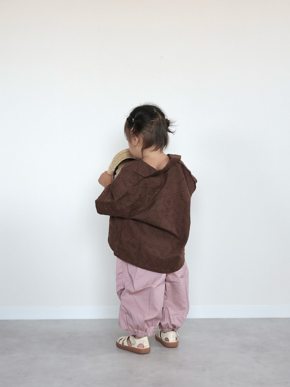ブラウン系のシャツ/ブラウス、ホワイト系のサンダル、ピンク系のその他パンツを着用したキッズの夏コーディネートの4枚目の写真