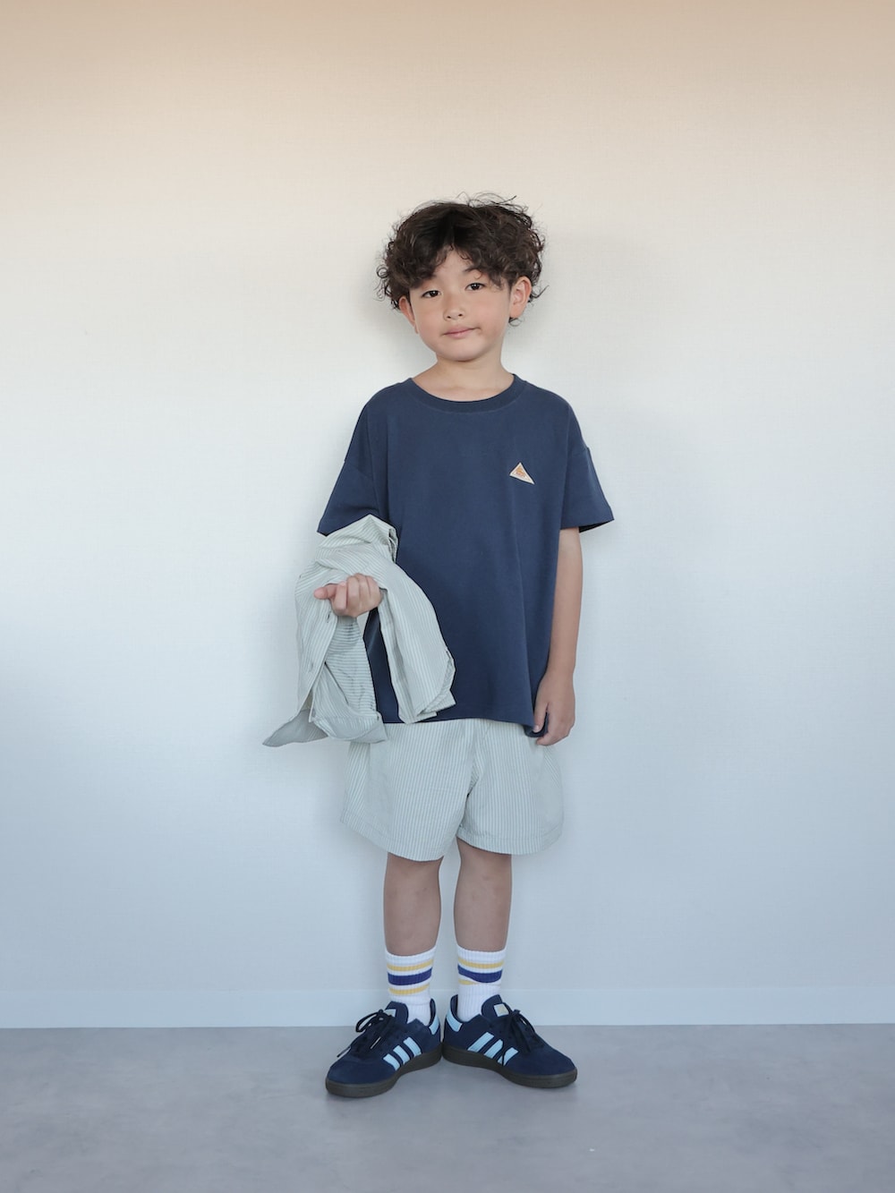 ブルー系のTシャツ/カットソー、グリーン系のセットアップ、ブルー系のスニーカーを着用したキッズの夏コーディネートの3枚目の写真