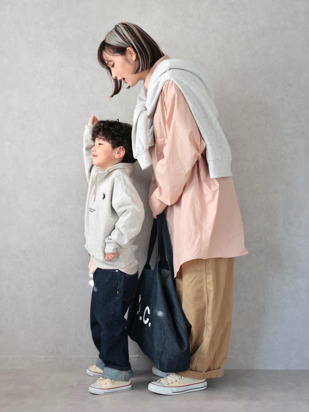 ベージュ系のシャツ/ブラウス、ベージュ系のスウェット、ベージュ系のチノパンツを着用したキッズの冬コーディネートの3枚目の写真