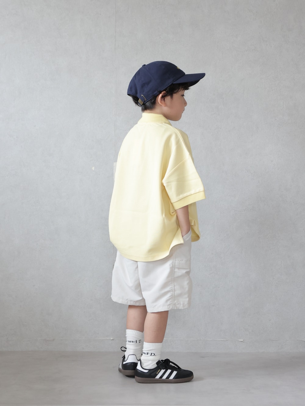 イエロー系のTシャツ/カットソー、ホワイト系のパンツ、ブラック系のスニーカーを着用したキッズの夏コーディネートの3枚目の写真