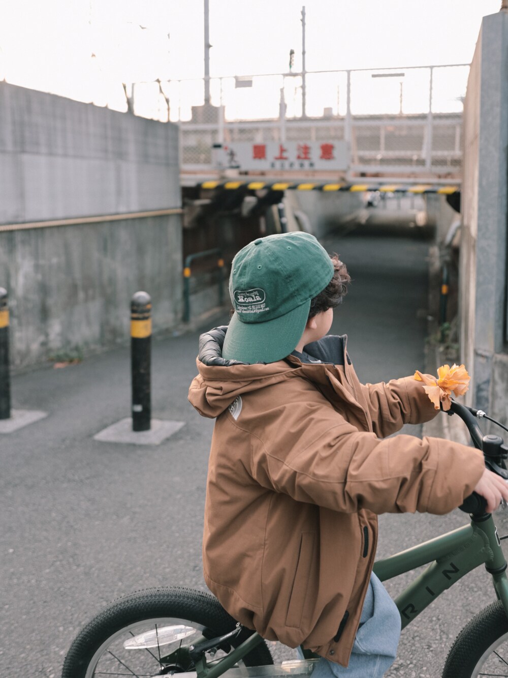 ブラウン系のその他アウター、グレー系のスウェット、ブルー系のデニムパンツを着用したキッズの冬コーディネートの3枚目の写真