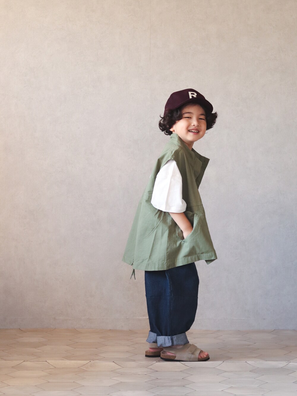 ホワイト系のTシャツ/カットソー、グリーン系のベスト、ブルー系のその他パンツを着用したキッズの夏コーディネートの2枚目の写真