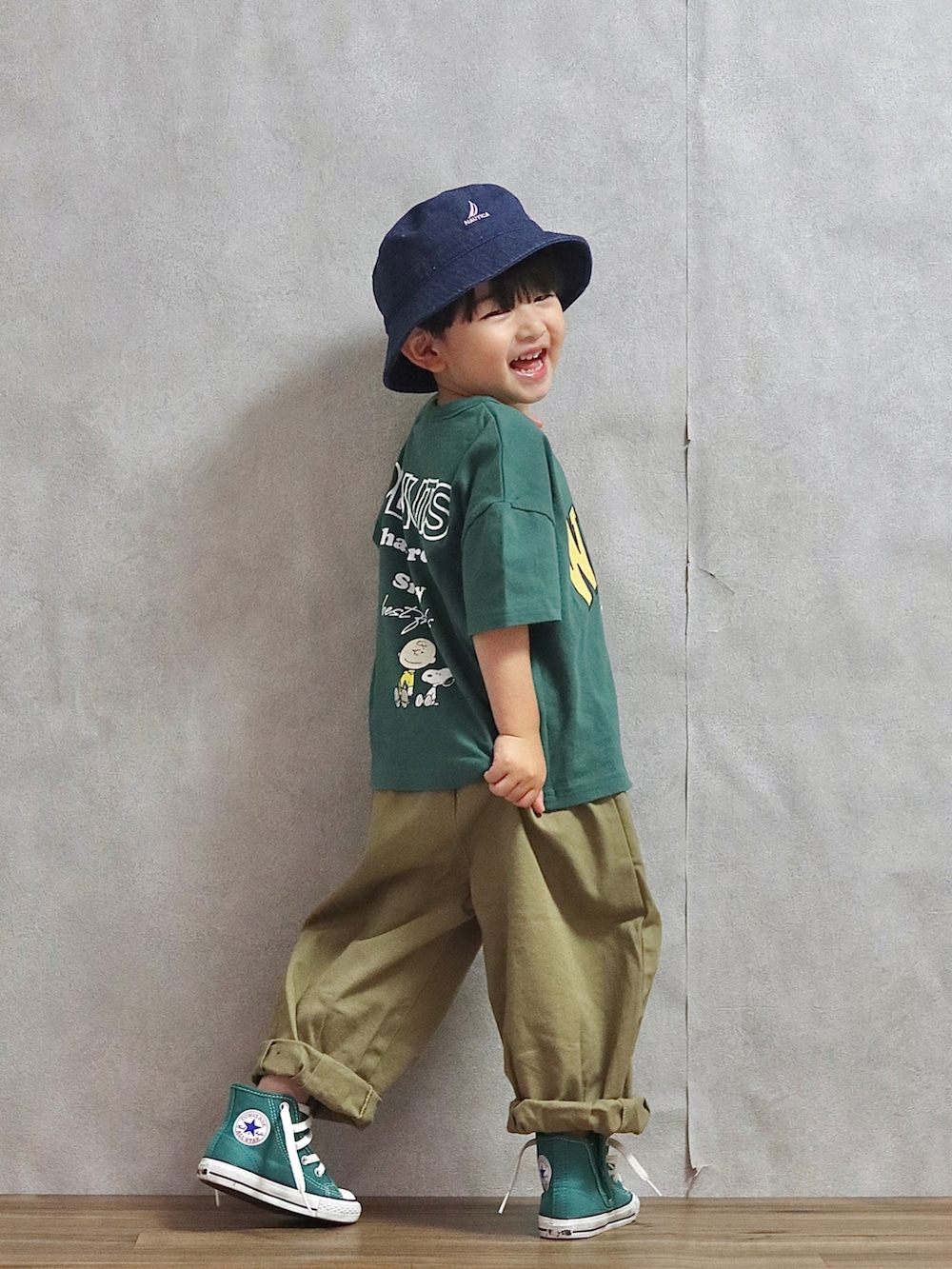 グリーン系のTシャツ/カットソー、ベージュ系のその他パンツ、ブラック系のバックパック/リュックを着用したキッズの夏コーディネートの3枚目の写真