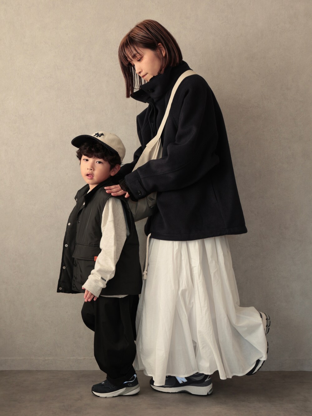 ブルー系のその他アウター、ブラック系のシャツ/ブラウス、ホワイト系のスカートを着用したキッズの秋コーディネートの3枚目の写真