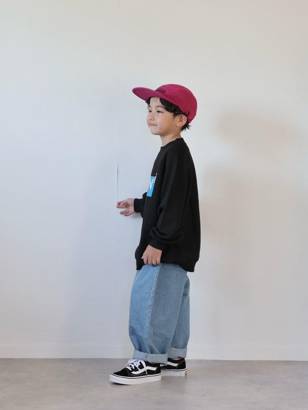 ブラック系のスウェット、ブルー系のデニムパンツ、ブラック系のスニーカーを着用したキッズの秋コーディネートの4枚目の写真