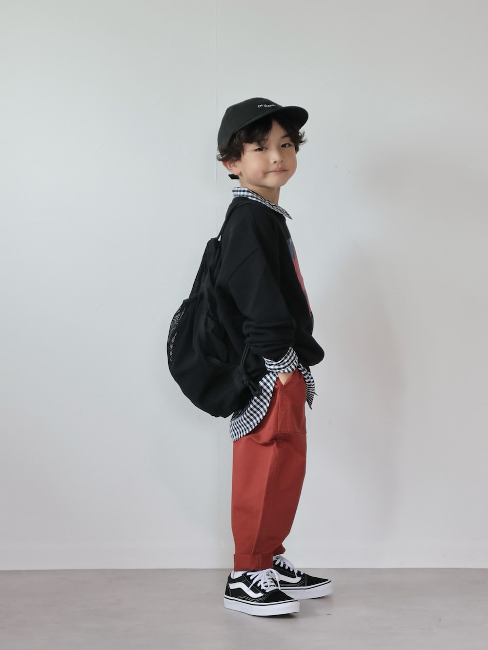 ブラック系のスウェット、ブラック系のシャツ/ブラウス、レッド系のその他パンツを着用したキッズの秋コーディネートの2枚目の写真