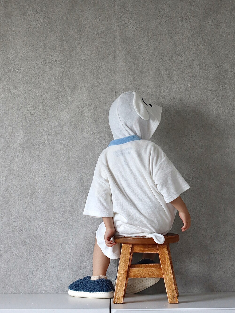 ホワイト系のルームウェア/パジャマ、オレンジ系の家具を着用したキッズの春コーディネートの3枚目の写真