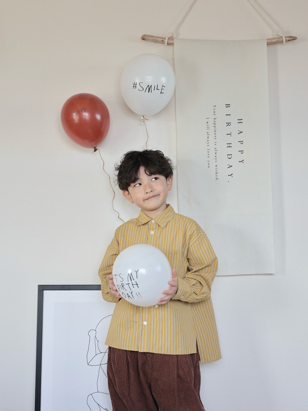 イエロー系のシャツ/ブラウス、ブラウン系のその他パンツ、ベージュ系のシューズを着用したキッズの冬コーディネートの5枚目の写真