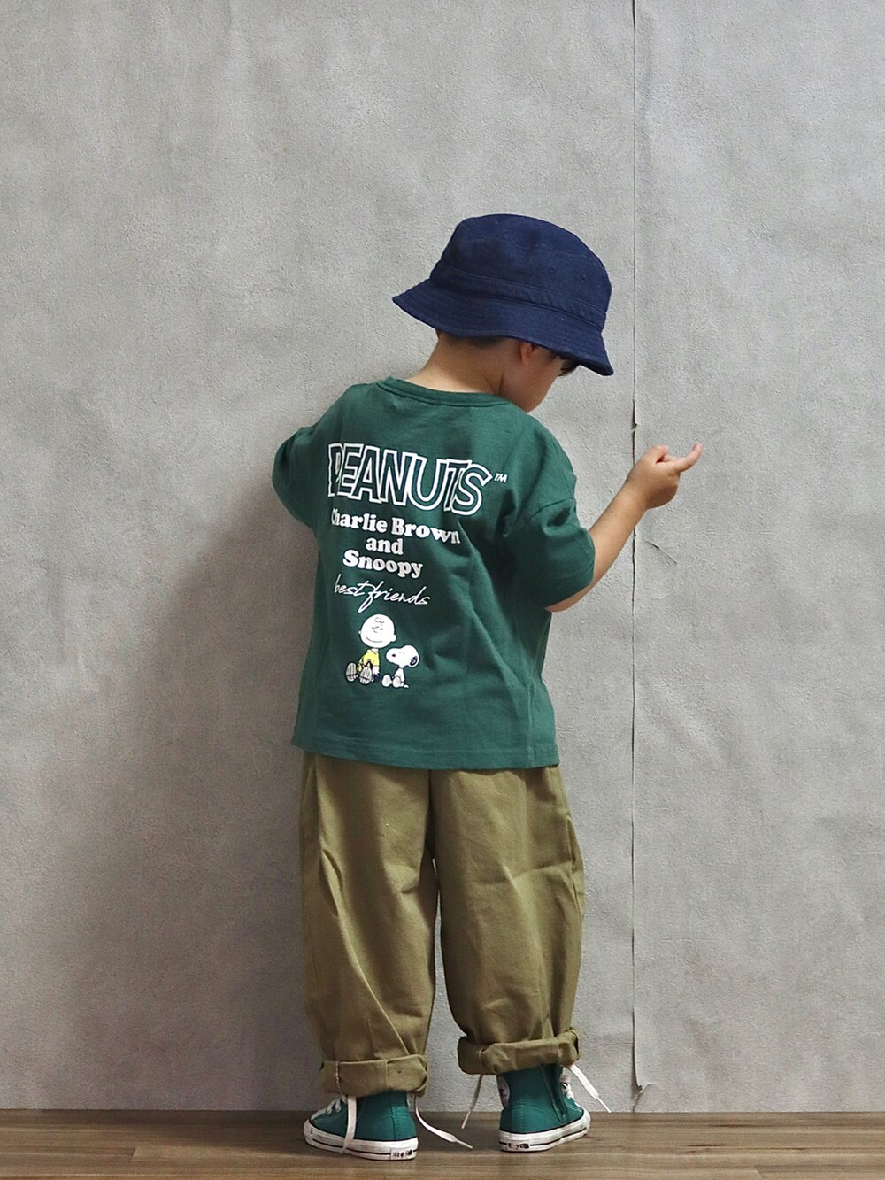 グリーン系のTシャツ/カットソー、ベージュ系のその他パンツ、ブラック系のバックパック/リュックを着用したキッズの夏コーディネートの2枚目の写真