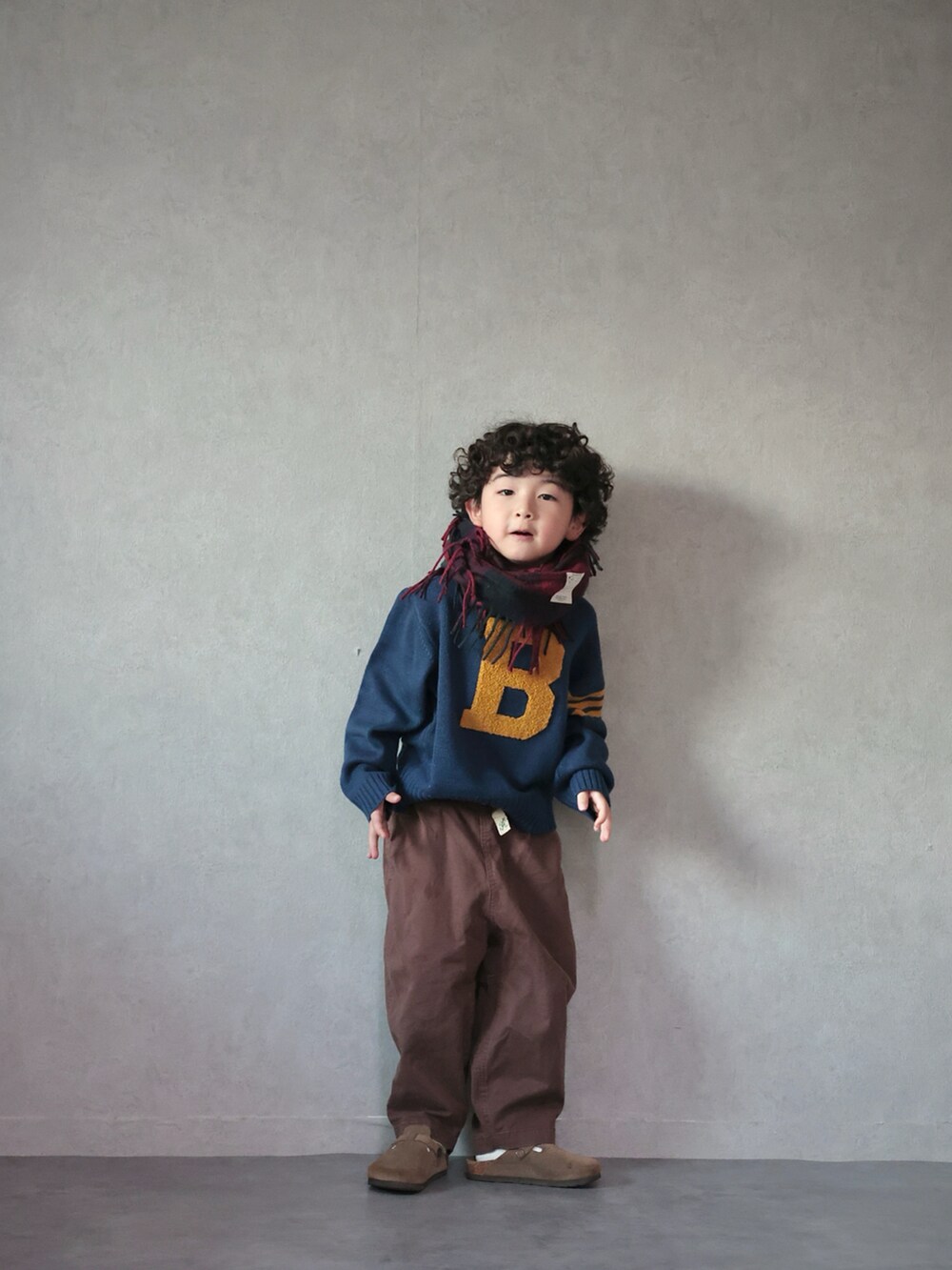 ブルー系のニット/セーター、ブラウン系のその他パンツ、ベージュ系のシューズを着用したキッズの冬コーディネートの4枚目の写真