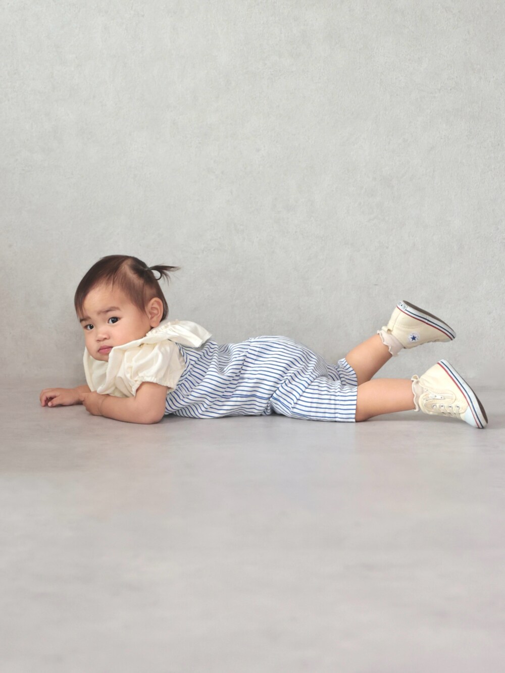 ホワイト系のTシャツ/カットソー、ホワイト系のスニーカー、ホワイト系のロンパースを着用したキッズの春コーディネートの5枚目の写真