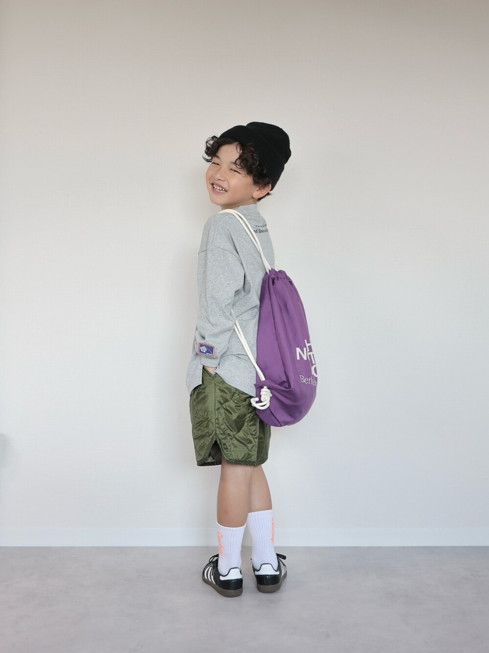 グレー系のTシャツ/カットソー、グリーン系のその他パンツ、ブラック系のスニーカーを着用したキッズの秋コーディネートの4枚目の写真