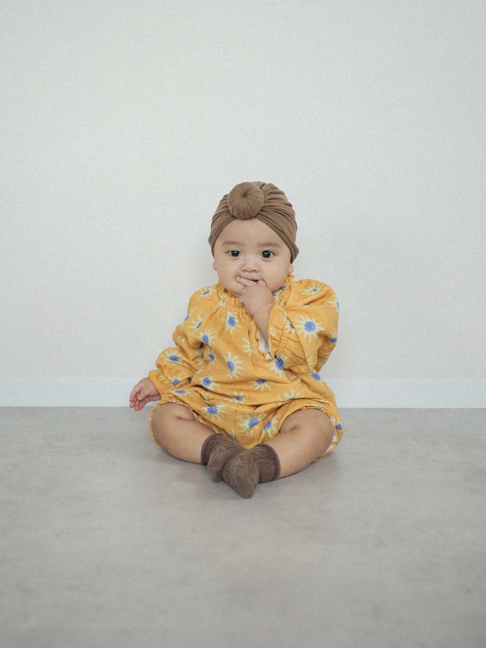 オレンジ系のシャツ/ブラウス、オレンジ系のその他パンツ、その他のその他を着用したキッズの秋コーディネートの2枚目の写真