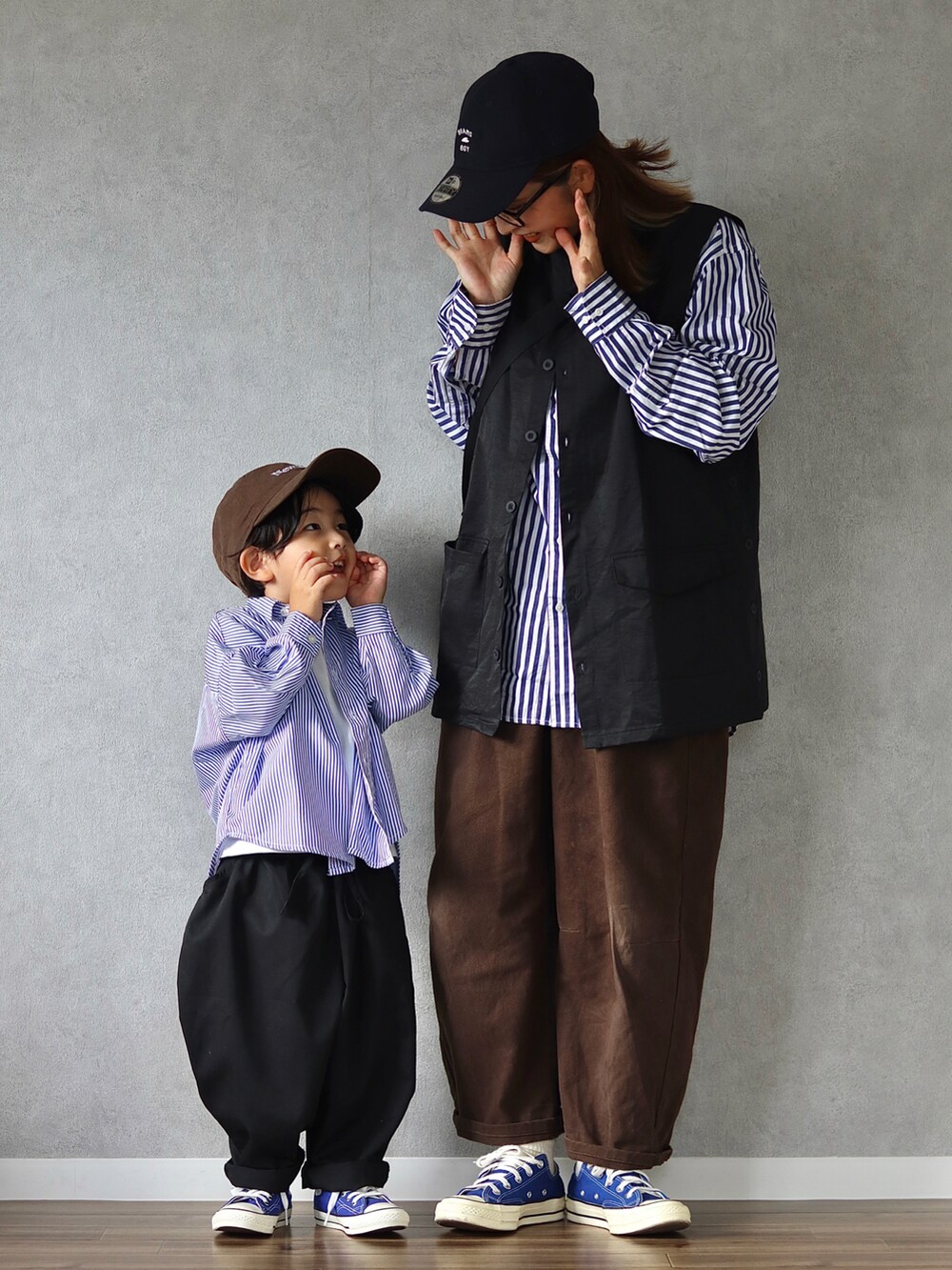 ブルー系のシャツ/ブラウス、ホワイト系のTシャツ/カットソー、ブルー系のスニーカーを着用したキッズの秋コーディネートの4枚目の写真