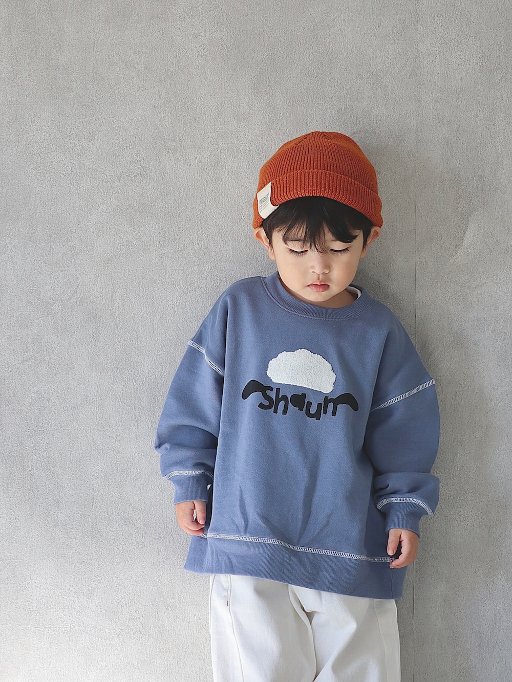 ホワイト系のデニムパンツ、イエロー系のスニーカー、ブルー系のTシャツ/カットソーを着用したキッズの冬コーディネートの5枚目の写真