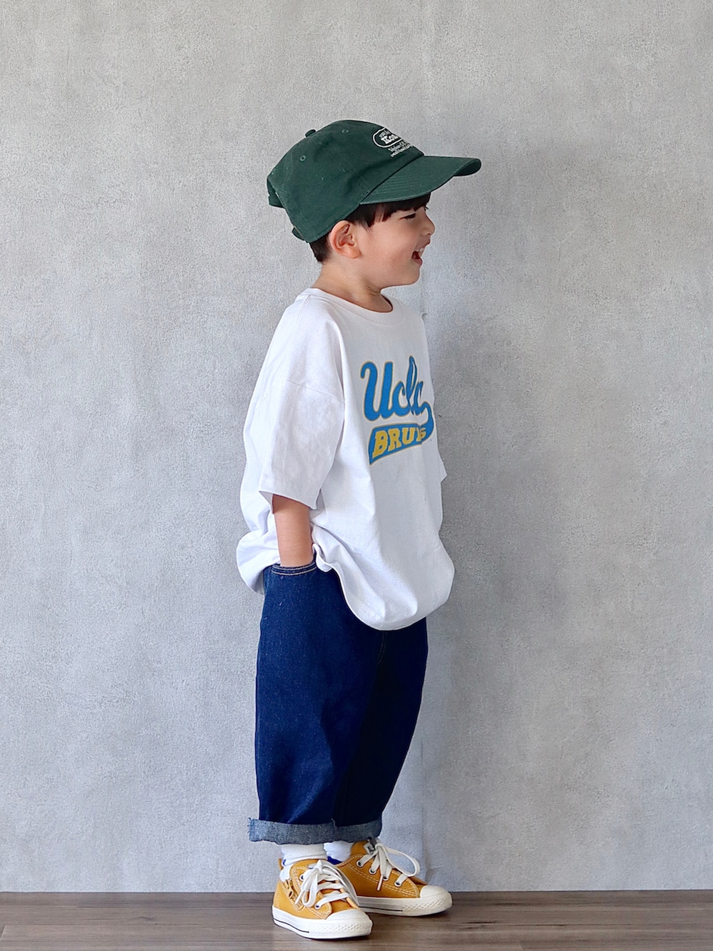 ホワイト系のTシャツ/カットソー、ブルー系のデニムパンツ、イエロー系のスニーカーを着用したキッズの夏コーディネートの2枚目の写真