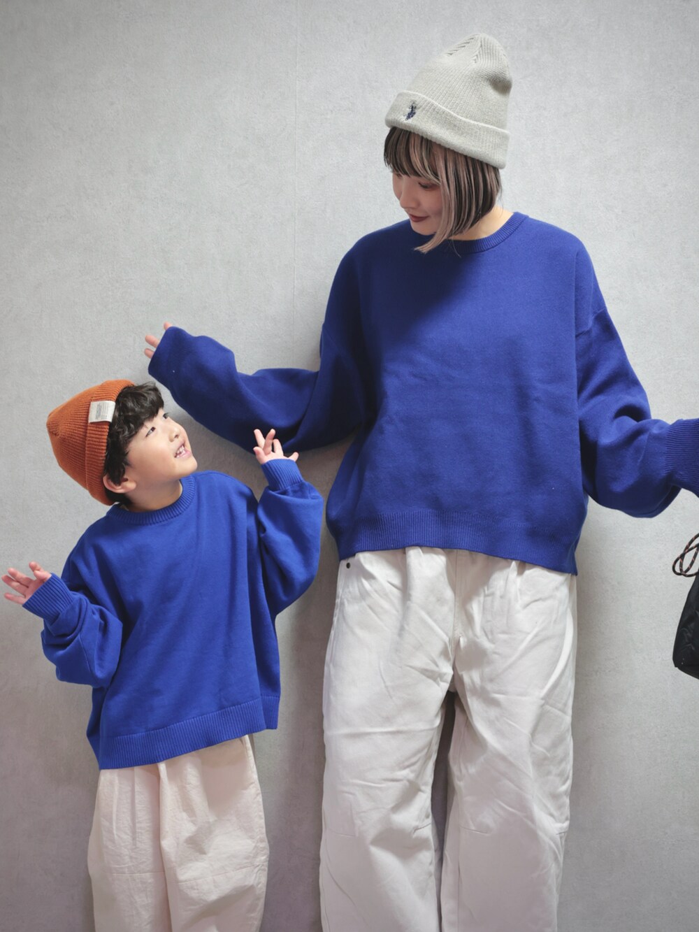ブルー系のニット/セーター、ブルー系のニット/セーター、ブラック系のベストを着用したキッズの冬コーディネートの4枚目の写真
