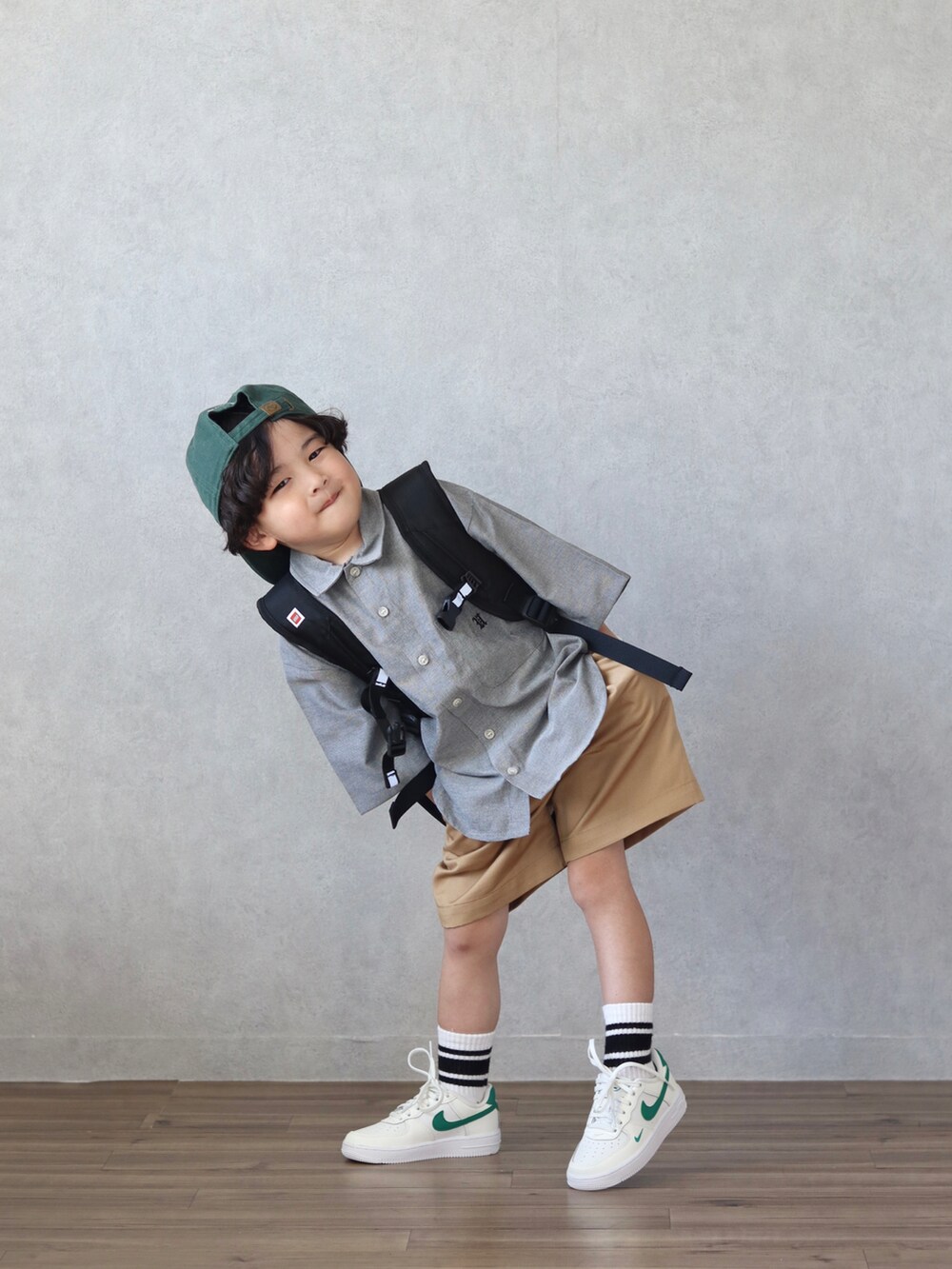 ブラック系のシャツ/ブラウス、ベージュ系のチノパンツ、ベージュ系のスニーカーを着用したキッズの春コーディネートの2枚目の写真