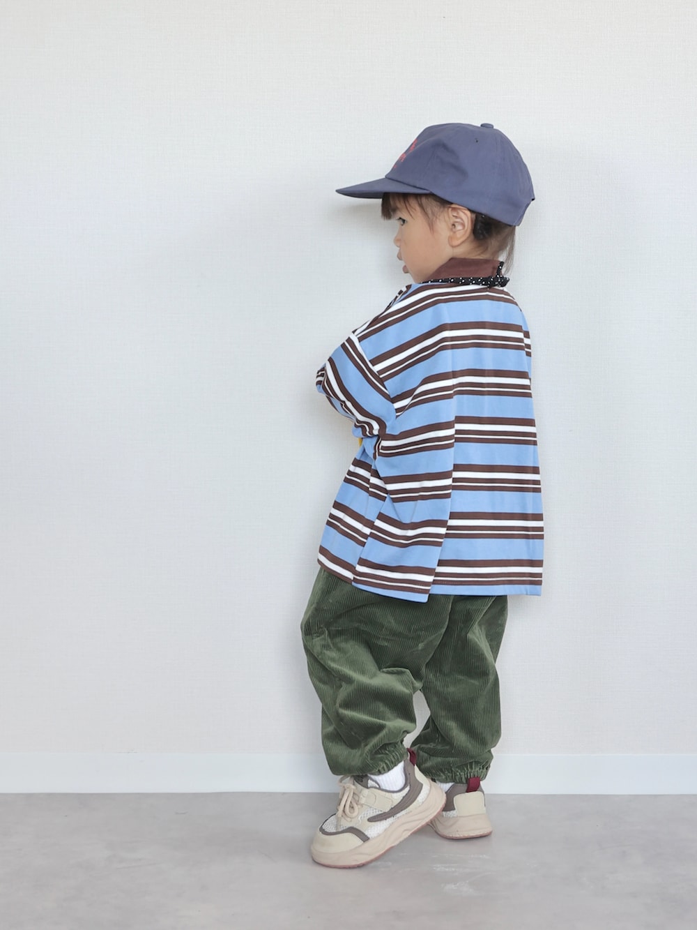 ベージュ系のスニーカー、グリーン系のパンツ、ブルー系のTシャツ/カットソーを着用したキッズの秋コーディネートの3枚目の写真