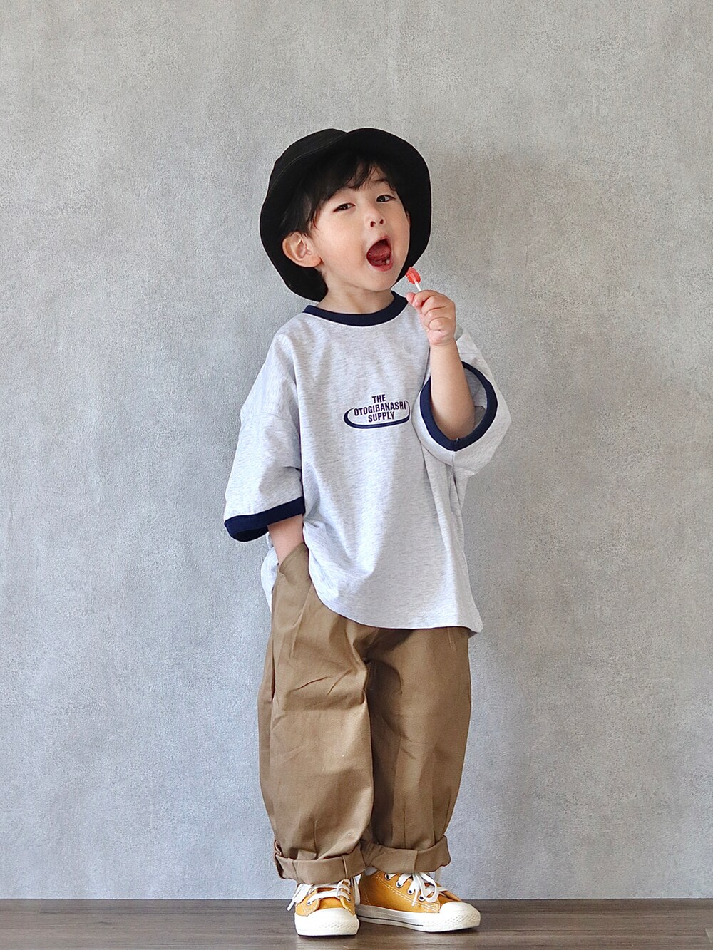 グレー系のTシャツ/カットソー、ベージュ系のその他パンツ、イエロー系のスニーカーを着用したキッズの春コーディネートの2枚目の写真