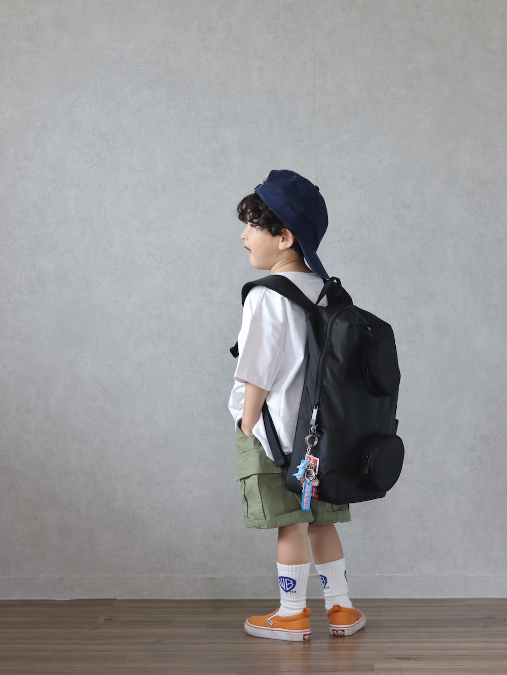 ホワイト系のTシャツ/カットソー、グリーン系のカーゴパンツ、オレンジ系のスニーカーを着用したキッズの夏コーディネートの5枚目の写真