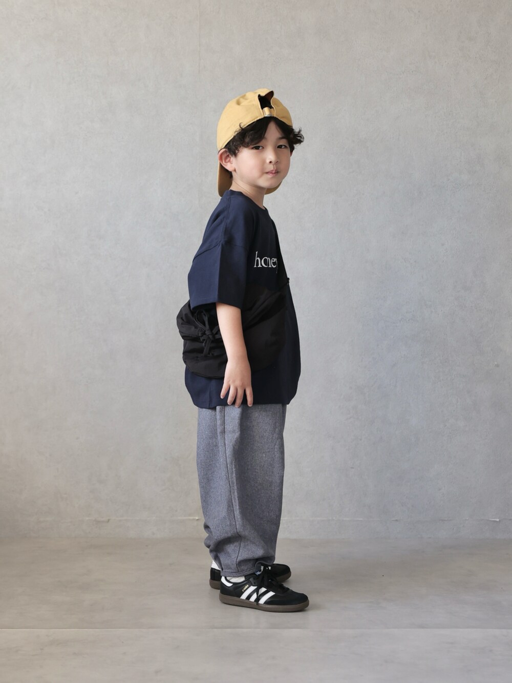 ブルー系のTシャツ/カットソー、グレー系のその他パンツ、ブラック系のスニーカーを着用したキッズの夏コーディネートの2枚目の写真
