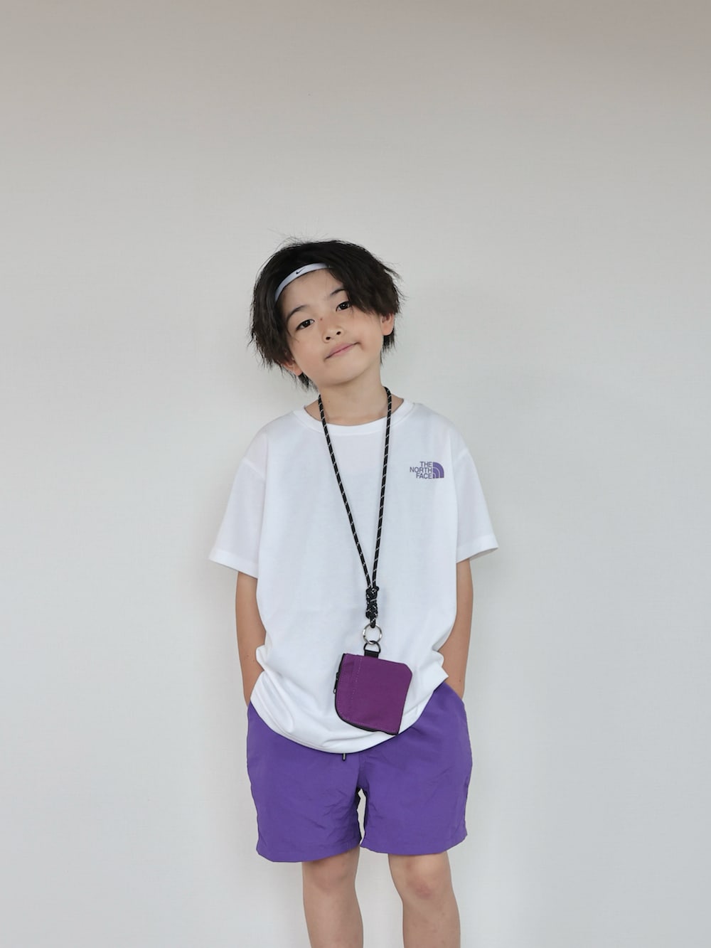 パープル系のその他パンツ、ホワイト系のTシャツ/カットソー、ブラック系のサンダルを着用したキッズの夏コーディネートの5枚目の写真