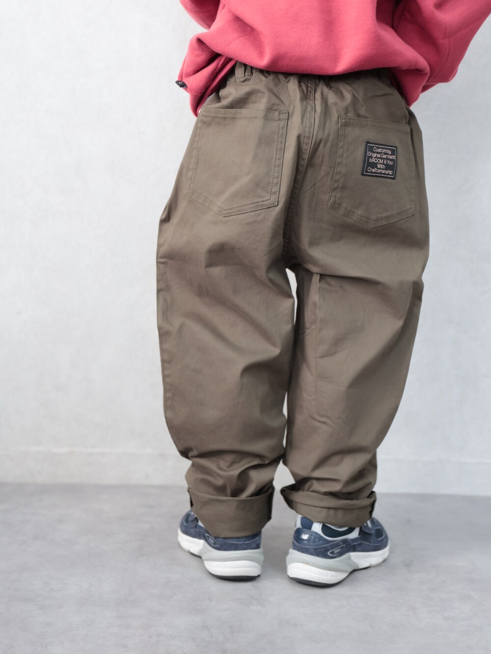 レッド系のスウェット、グリーン系のその他パンツ、ホワイト系のTシャツ/カットソーを着用したキッズの冬コーディネートの4枚目の写真
