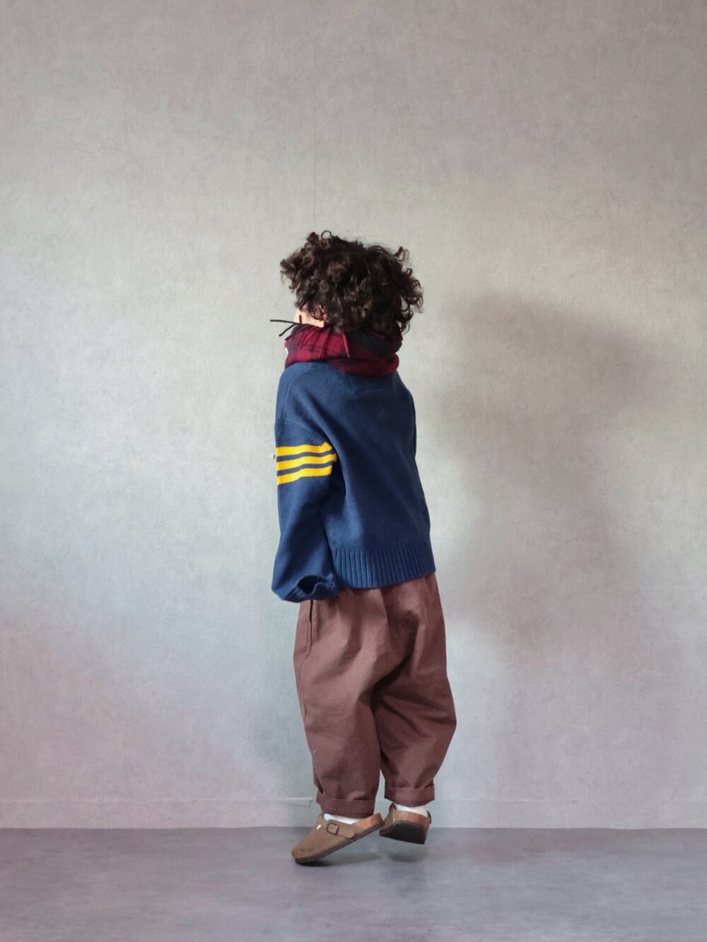 ブルー系のニット/セーター、ブラウン系のその他パンツ、ベージュ系のシューズを着用したキッズの冬コーディネートの3枚目の写真