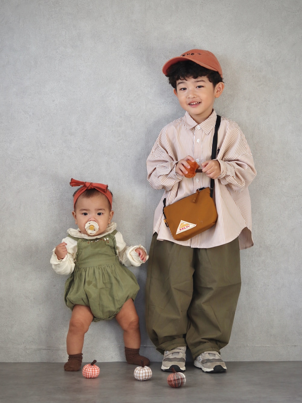 イエロー系のシャツ/ブラウス、グリーン系のカーゴパンツ、グレー系のシューズを着用したキッズの秋コーディネートの5枚目の写真