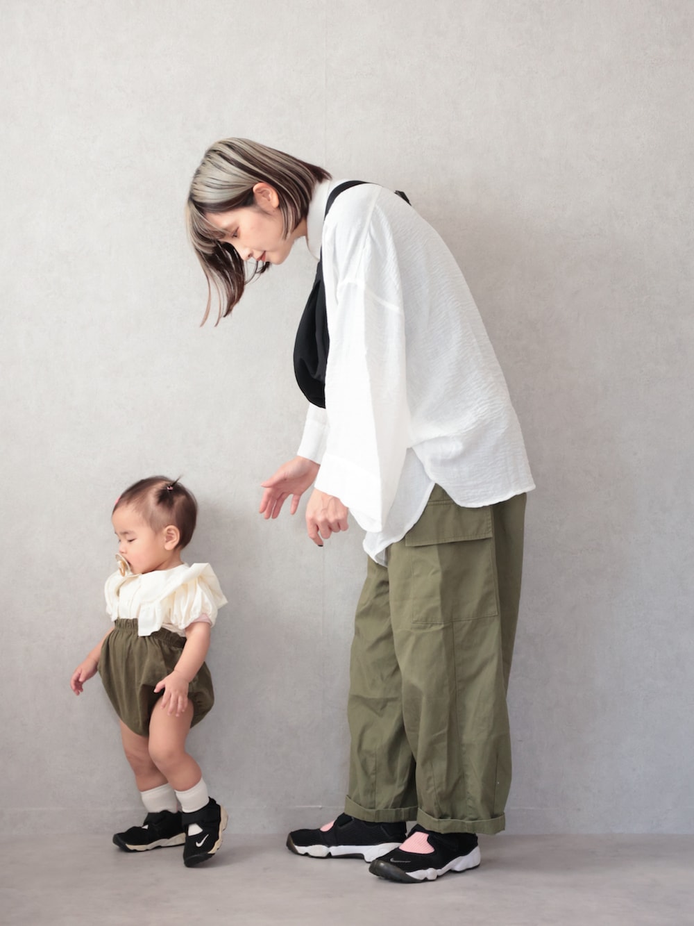 ホワイト系のシャツ/ブラウス、グリーン系のカーゴパンツ、ブラック系のスニーカーを着用したキッズの春コーディネートの4枚目の写真