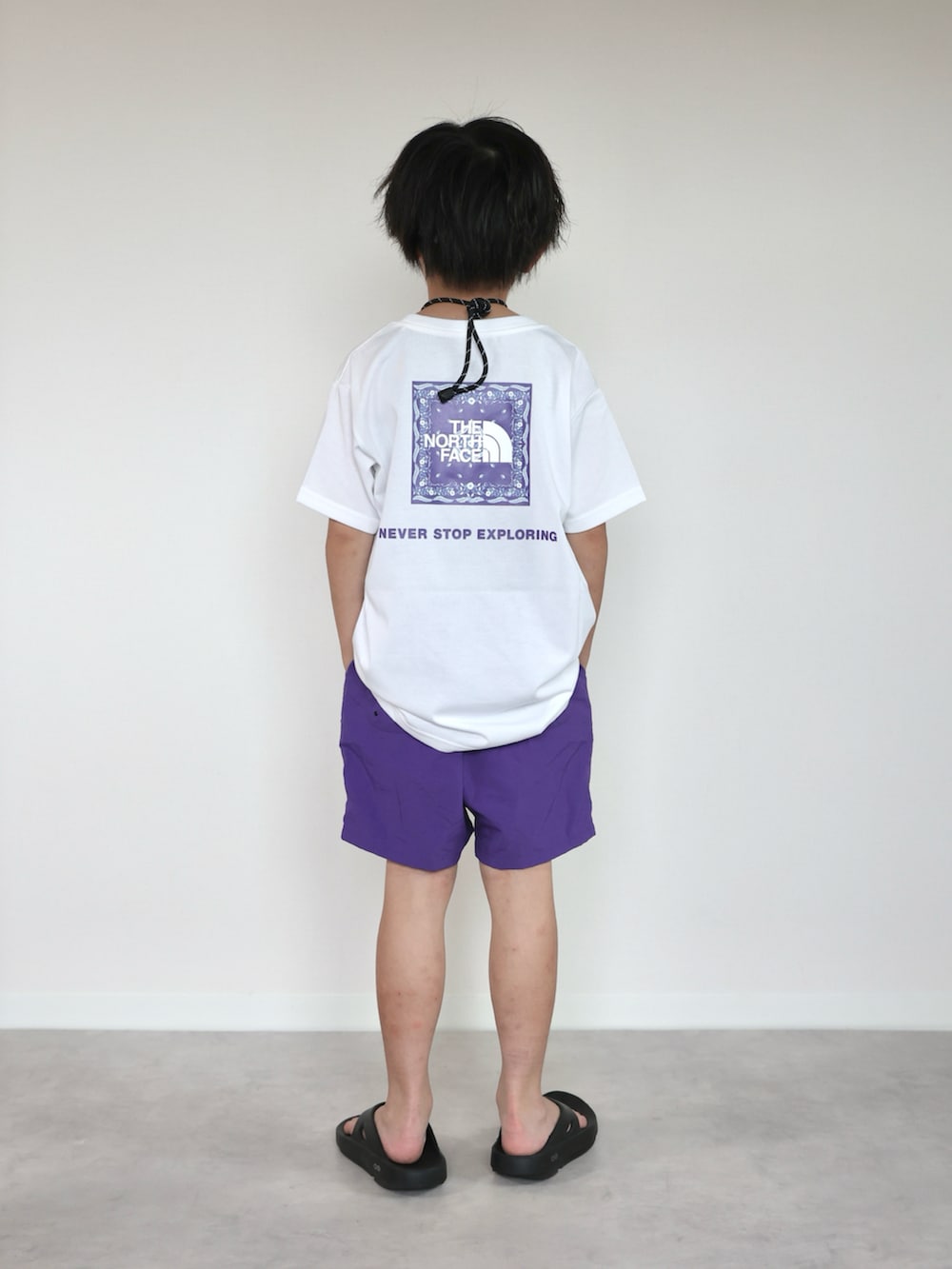 パープル系のその他パンツ、ホワイト系のTシャツ/カットソー、ブラック系のサンダルを着用したキッズの夏コーディネートの3枚目の写真