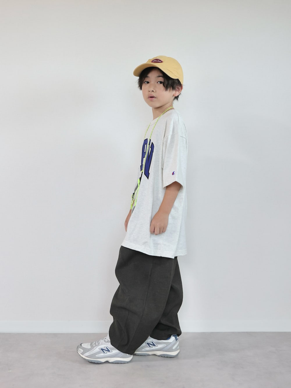 グレー系のその他パンツ、ベージュ系のTシャツ/カットソー、グレー系のスニーカーを着用したキッズの夏コーディネートの2枚目の写真