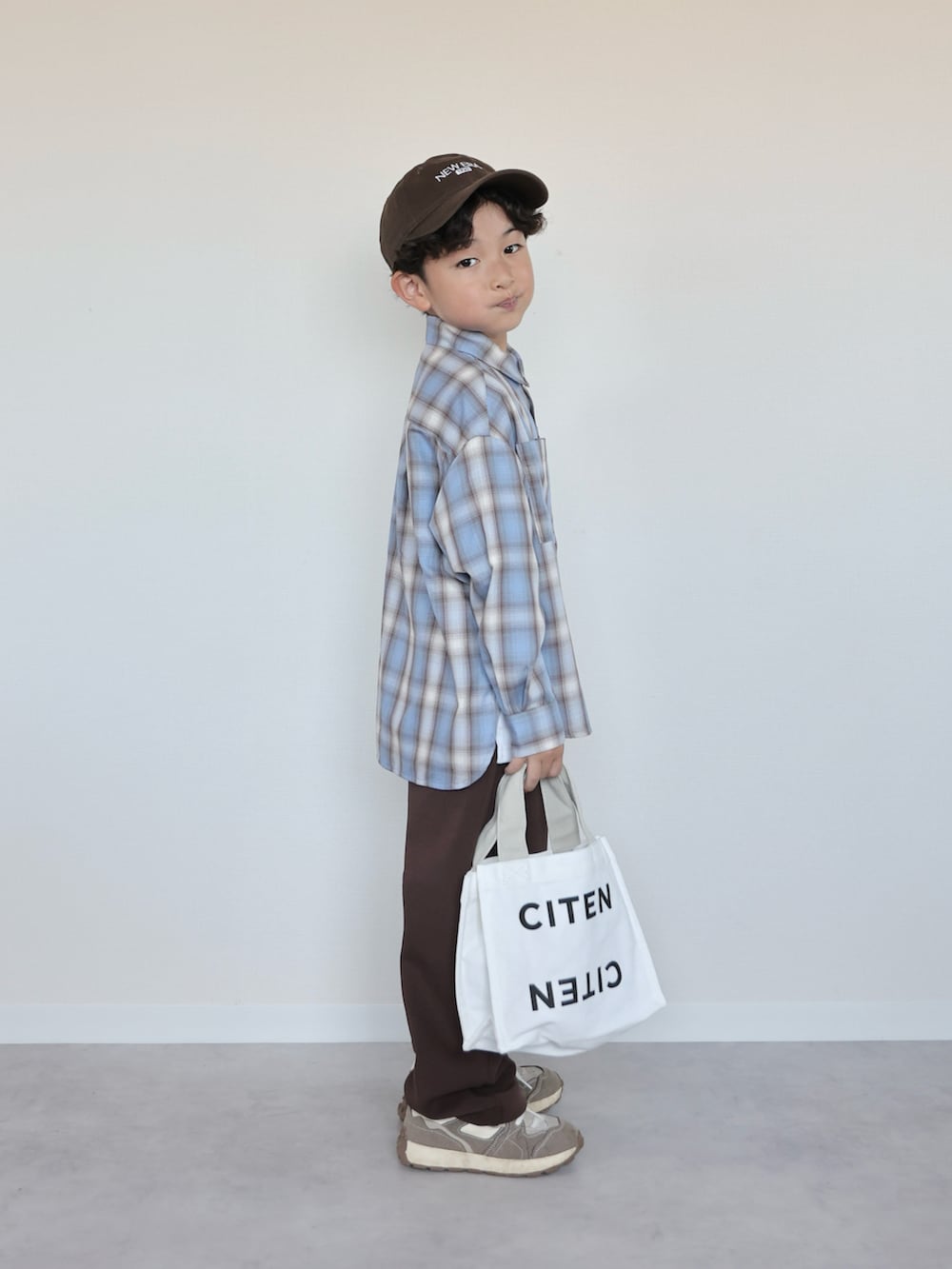 ブルー系のシャツ/ブラウス、その他のトートバッグ、ブラウン系のスニーカーを着用したキッズの夏コーディネートの4枚目の写真