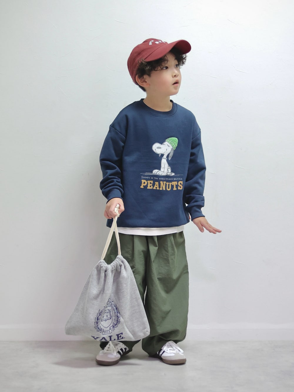 ブルー系のスウェット、グリーン系のその他パンツ、グレー系のハンドバッグを着用したキッズの冬コーディネートの4枚目の写真