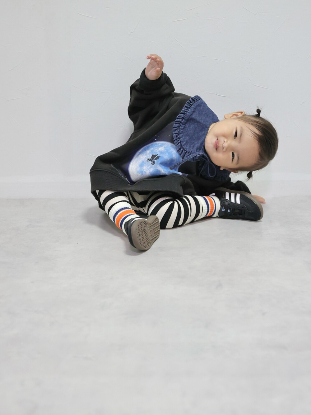 ブラック系のスウェット、ブラック系のスニーカー、ブラック系のレギンス/スパッツを着用したキッズの秋コーディネートの4枚目の写真