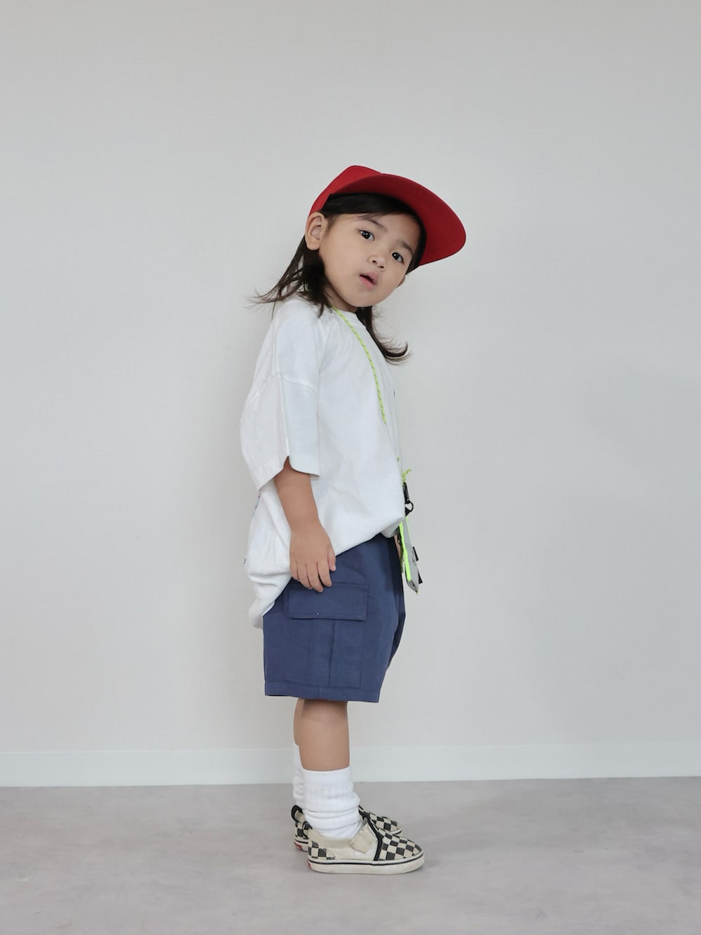 ホワイト系のTシャツ/カットソー、ブルー系のカーゴパンツ、ブラック系のスニーカーを着用したキッズの夏コーディネートの4枚目の写真