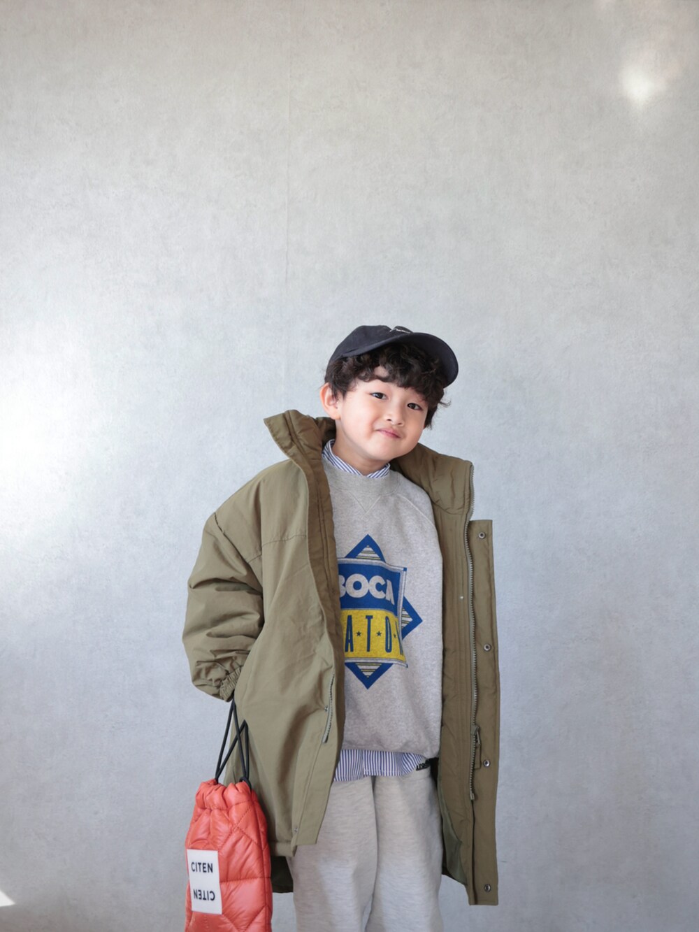 グリーン系のブルゾン、グレー系のスウェット、ブルー系のシャツ/ブラウスを着用したキッズの冬コーディネートの5枚目の写真