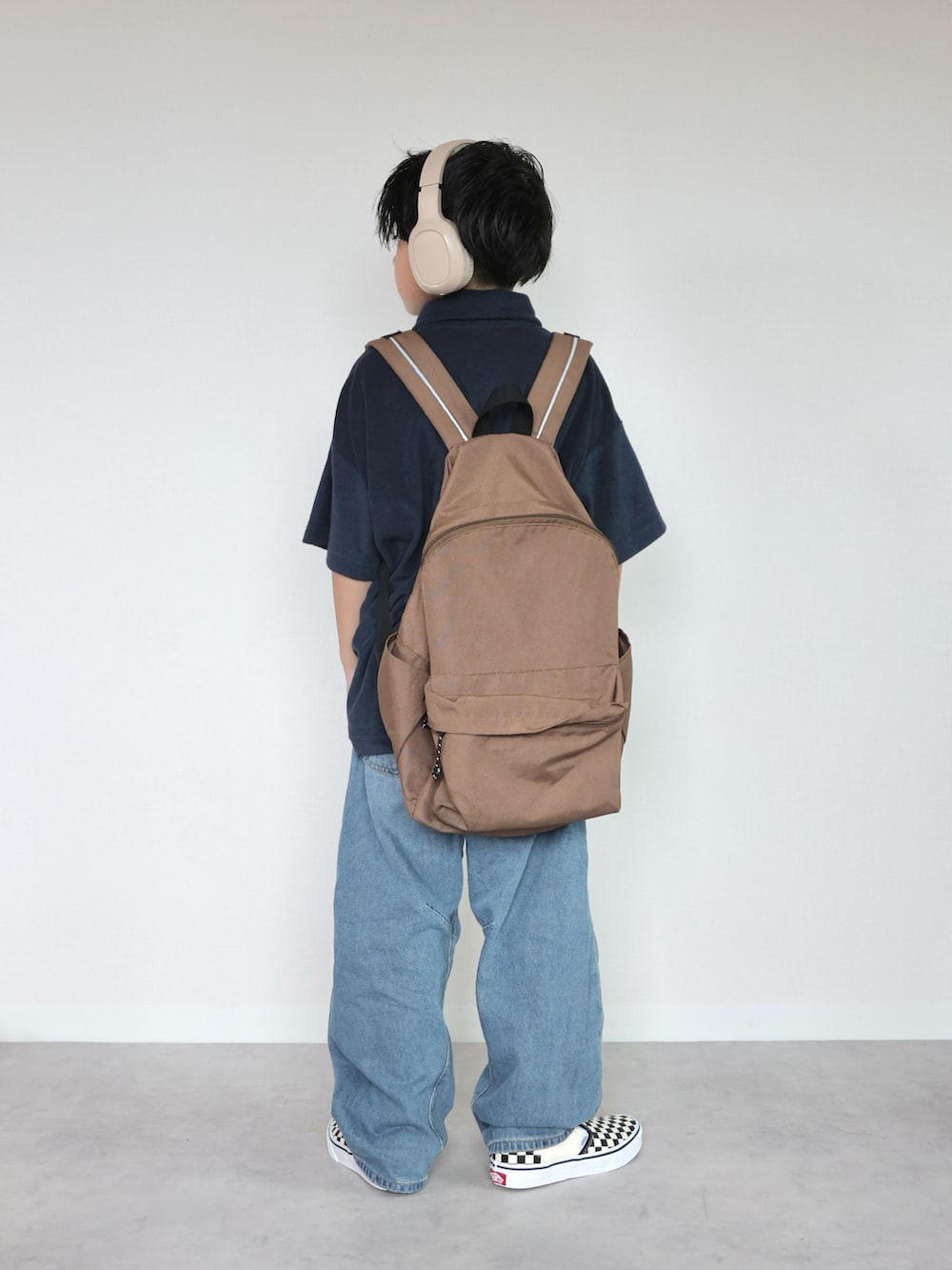 ブルー系のTシャツ/カットソー、ブルー系のパンツ、ブラック系のスリッポンを着用したキッズの夏コーディネートの2枚目の写真