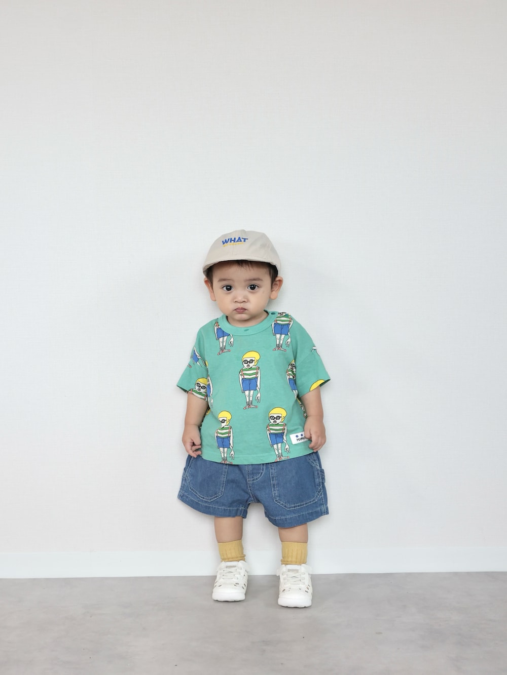 グリーン系のTシャツ/カットソー、ブルー系のその他パンツ、ベージュ系のスニーカーを着用したキッズの夏コーディネートの5枚目の写真