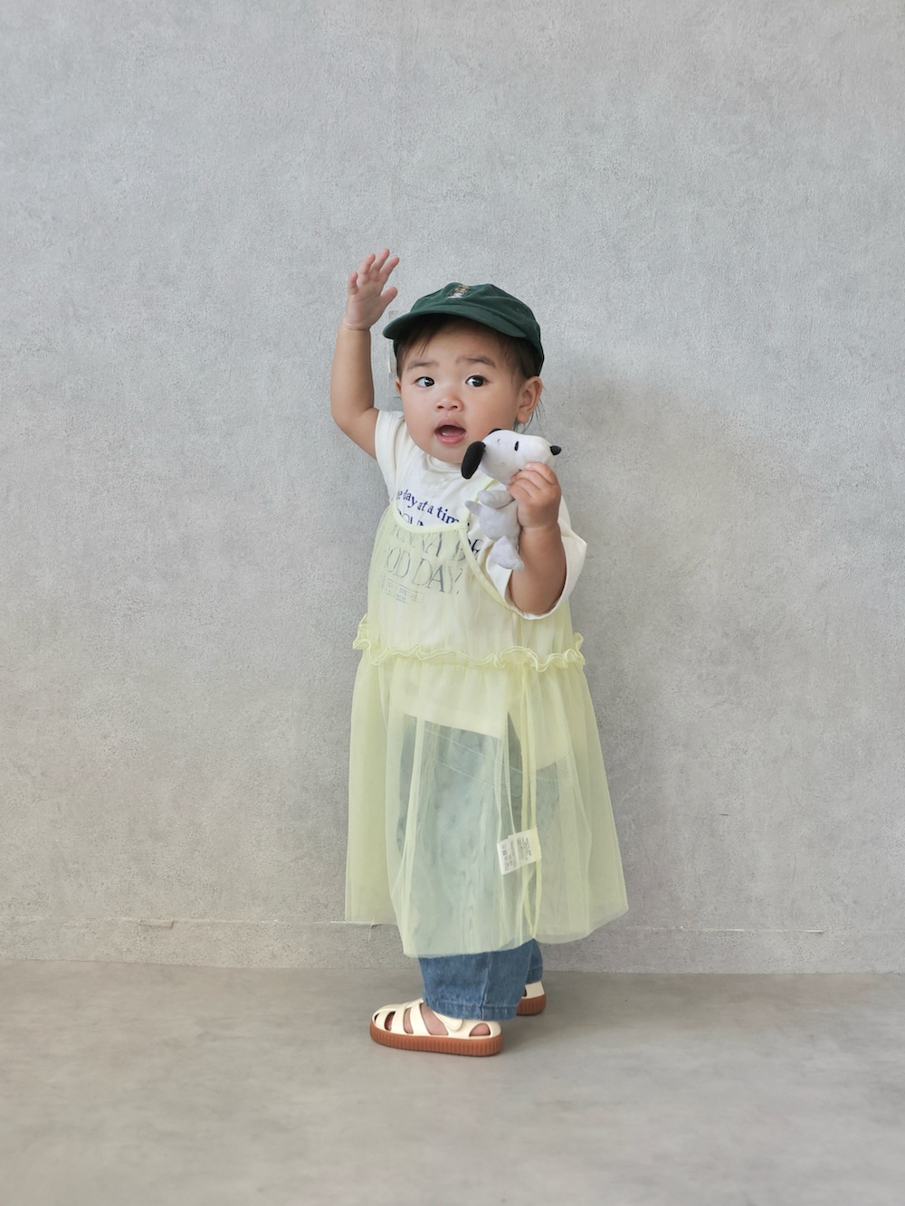 グレー系のワンピース、ホワイト系のTシャツ/カットソー、ブルー系のその他パンツを着用したキッズの夏コーディネートの3枚目の写真