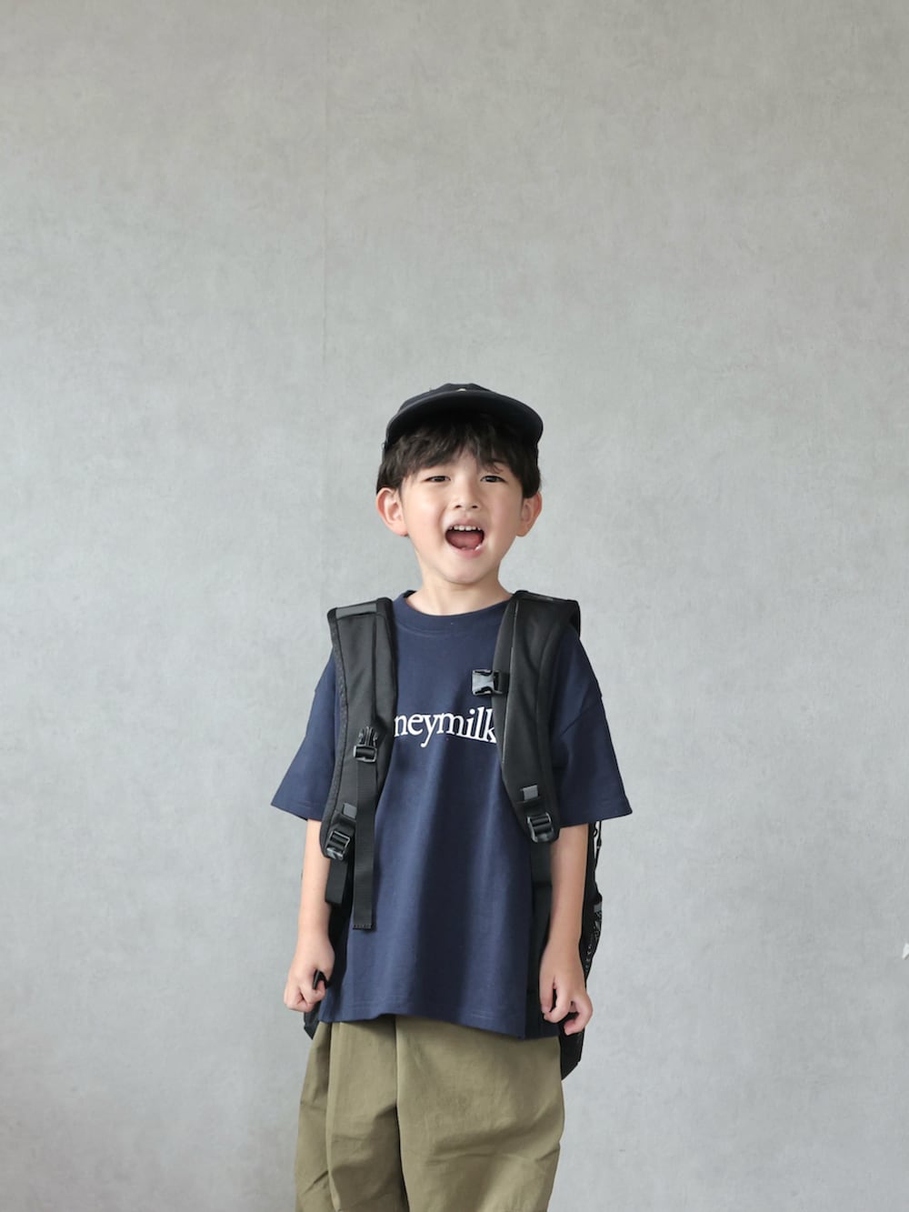 ブルー系のTシャツ/カットソー、グリーン系のカーゴパンツ、レッド系のスニーカーを着用したキッズの夏コーディネートの4枚目の写真