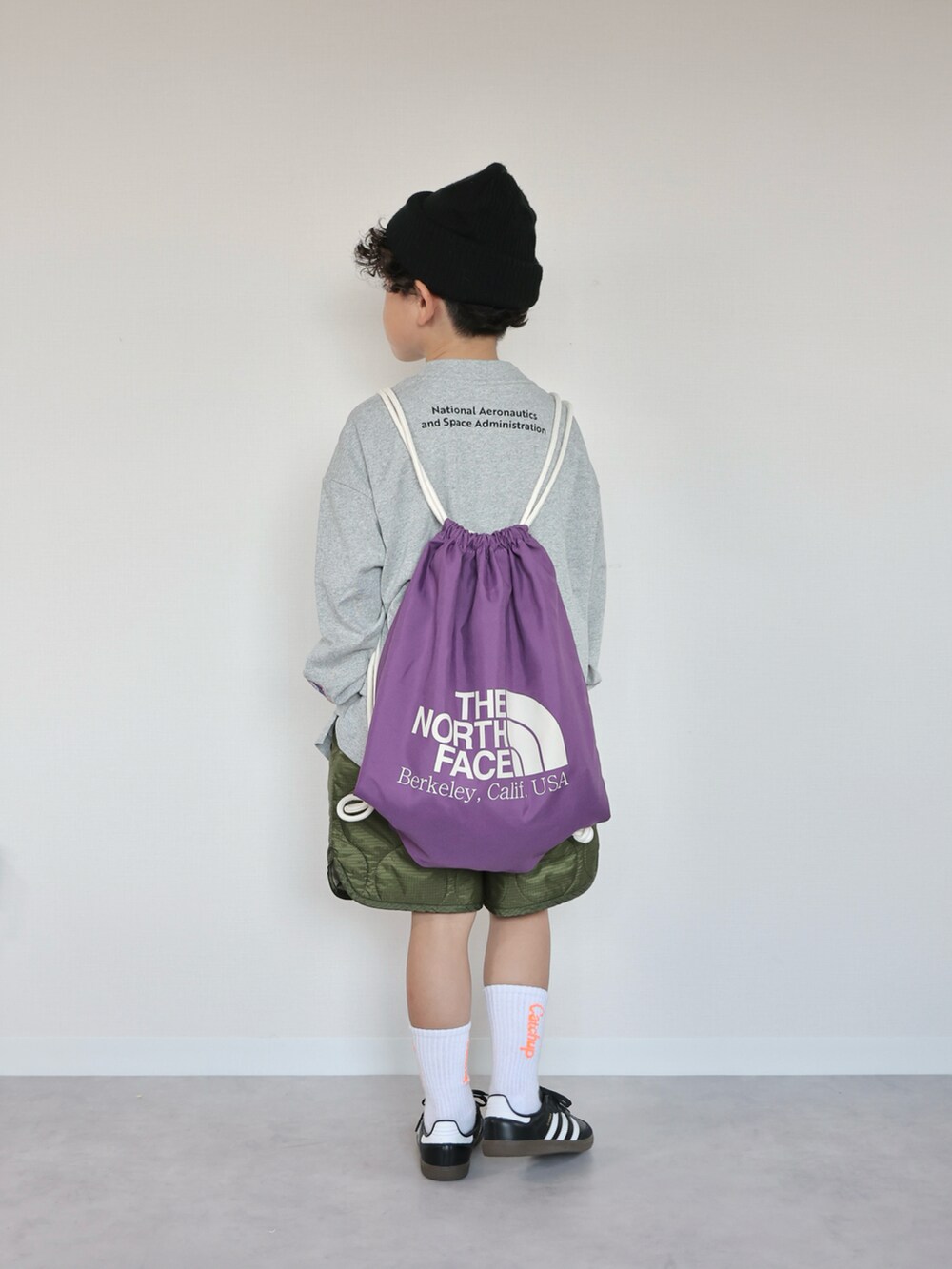 グレー系のTシャツ/カットソー、グリーン系のその他パンツ、ブラック系のスニーカーを着用したキッズの秋コーディネートの3枚目の写真