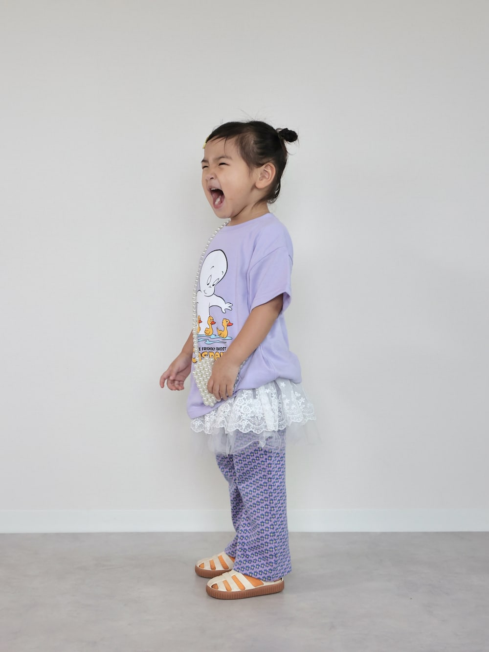 ブルー系のセットアップ、パープル系のTシャツ/カットソー、ベージュ系のサンダルを着用したキッズの夏コーディネートの2枚目の写真